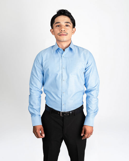 Camisa azul cielo semi slim, de frente