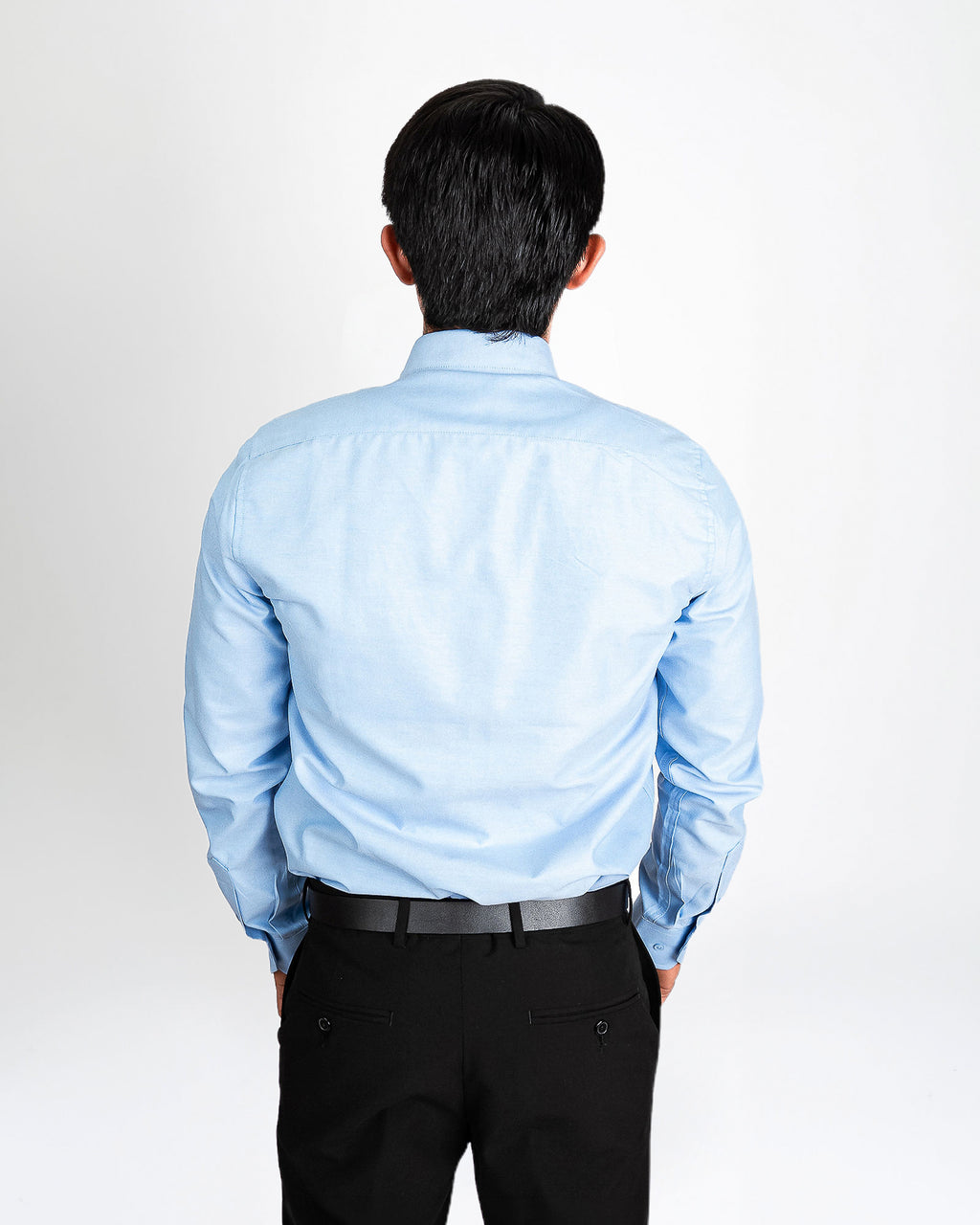 Camisa azul cielo semi slim, de espalda