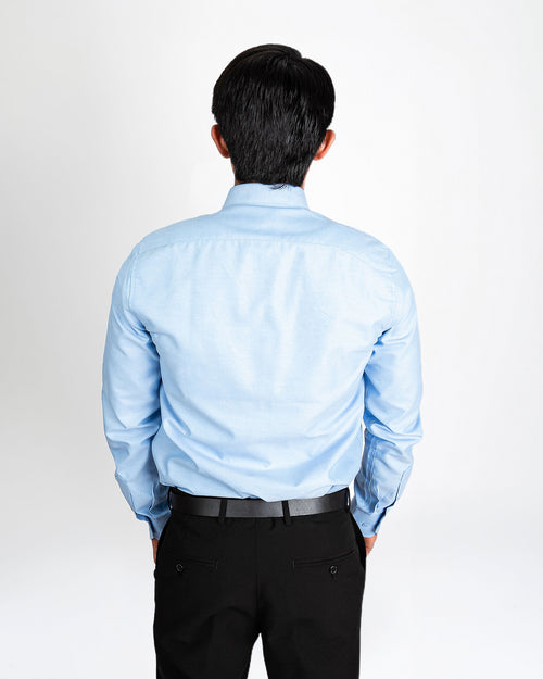 Camisa azul cielo semi slim, de espalda