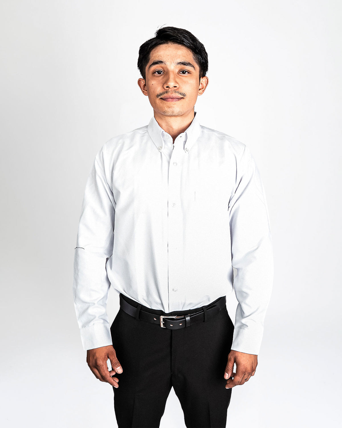Camisa blanca semi slim, de frente