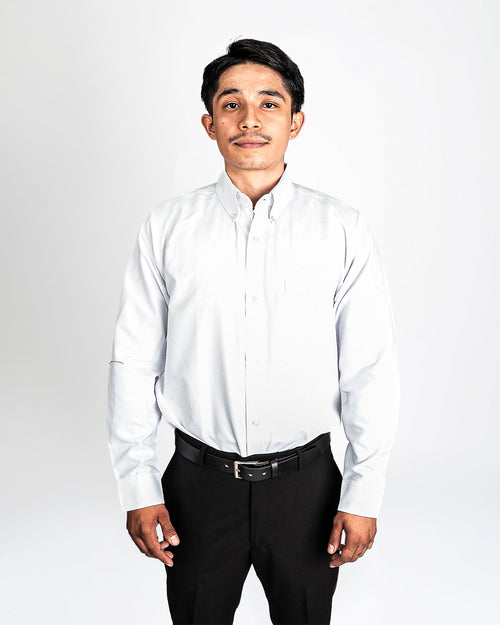 Camisa blanca semi slim, de frente