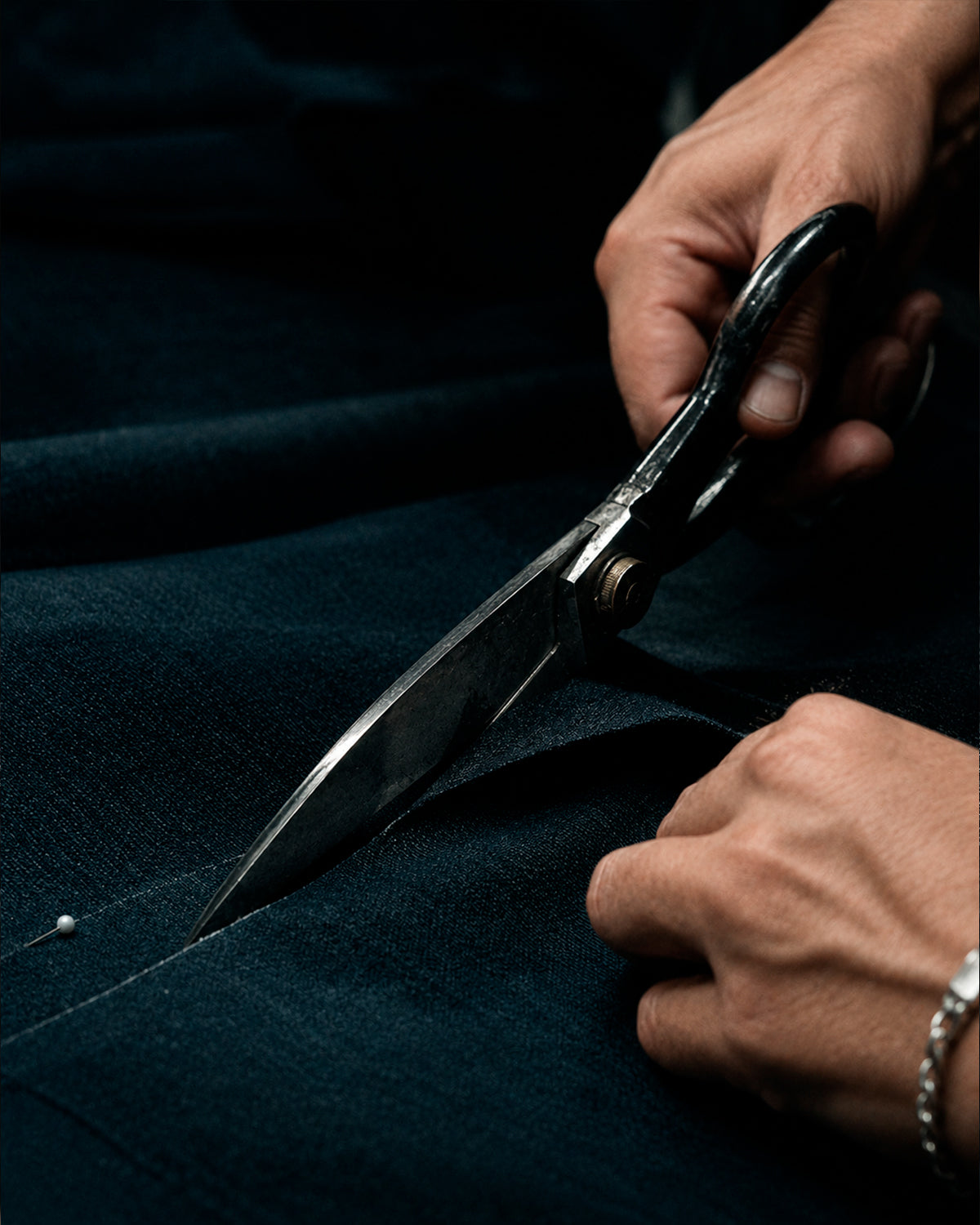 Corte de la tela con tijeras