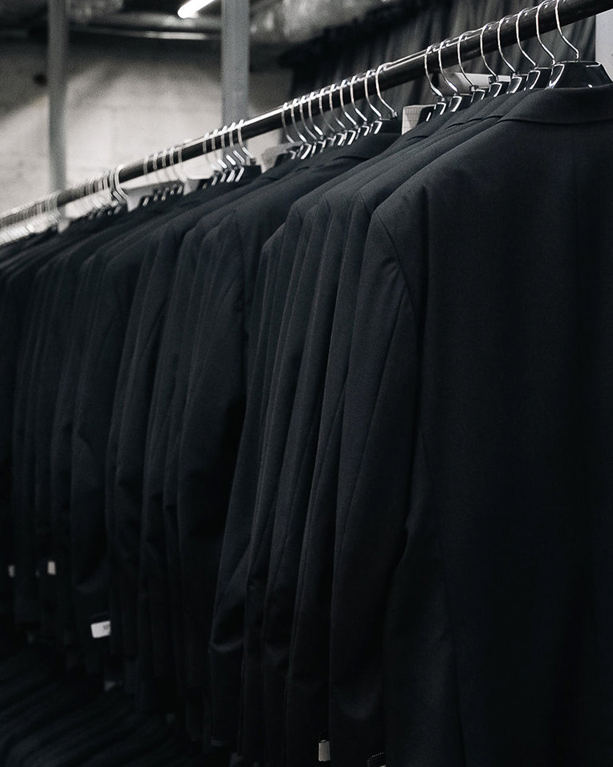 Sacos oscuros colgados en la fábrica