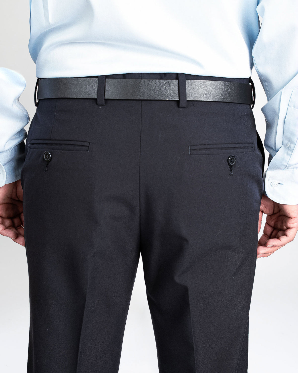 Pantalón de vestir azul marino, detalle de la pretina