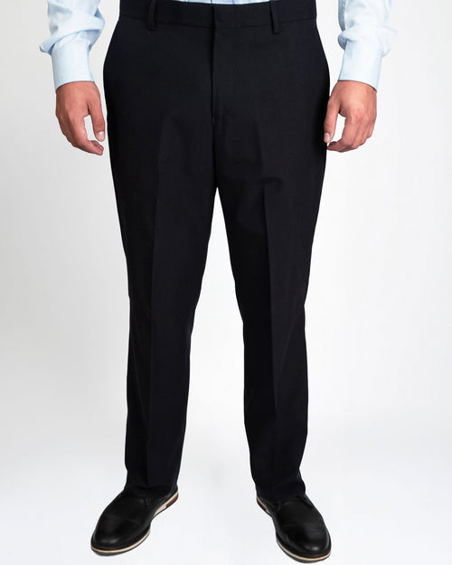 Pantalón casual azul marino, de frente