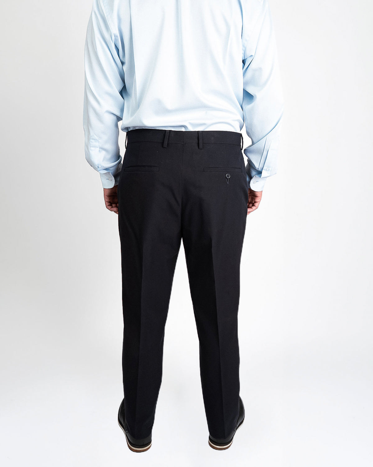 Pantalón casual azul marino, de espalda