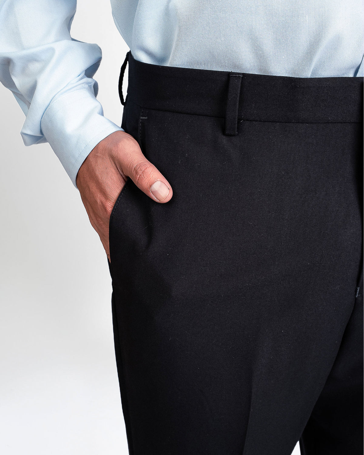 Pantalón casual azul marino, detalle de la bolsa