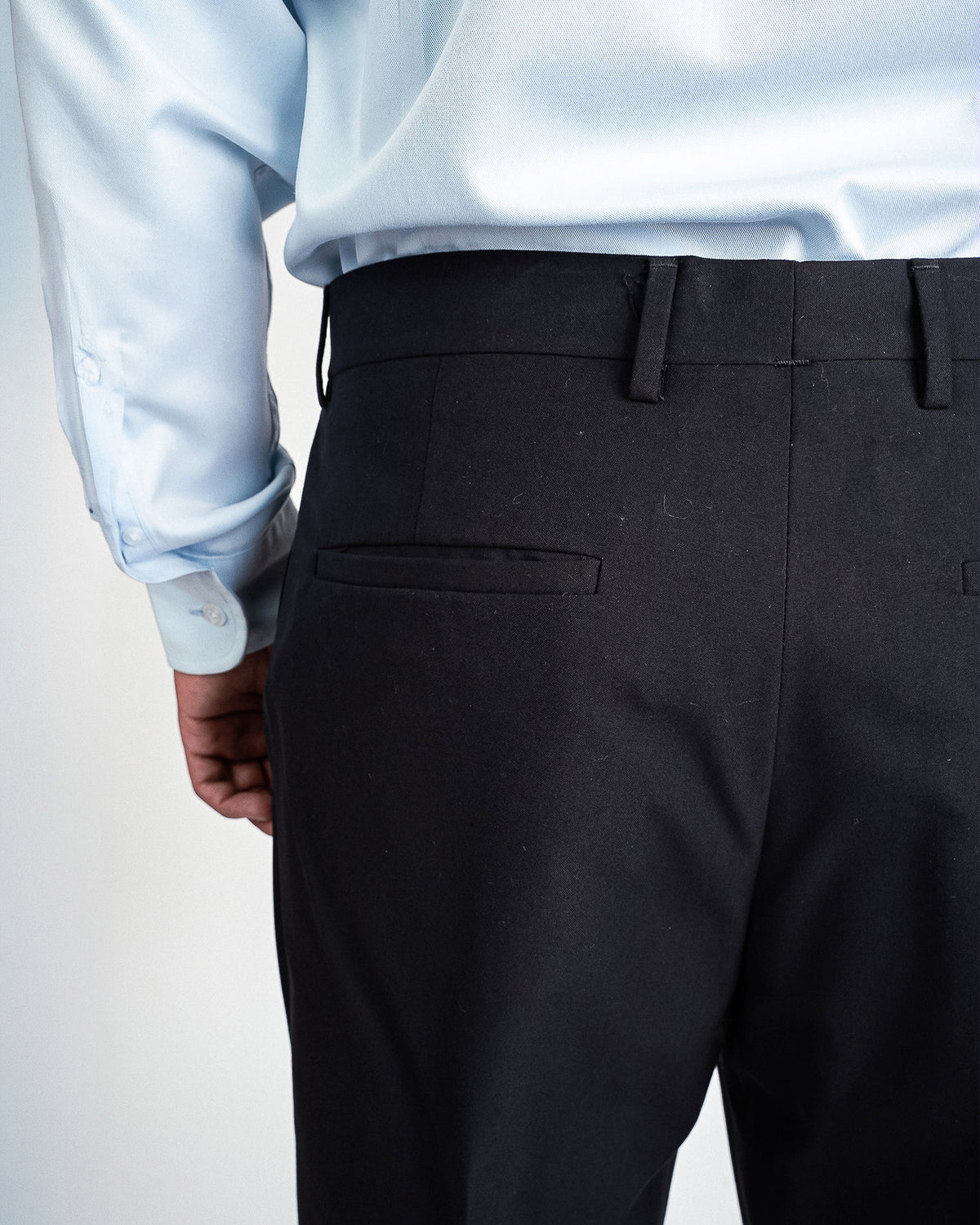 Pantalón casual azul marino, detalle de la pretina