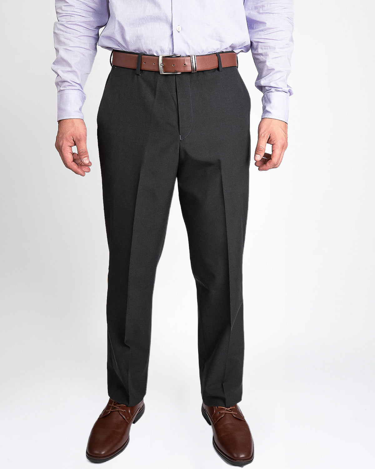 Pantalón casual gris, de frente