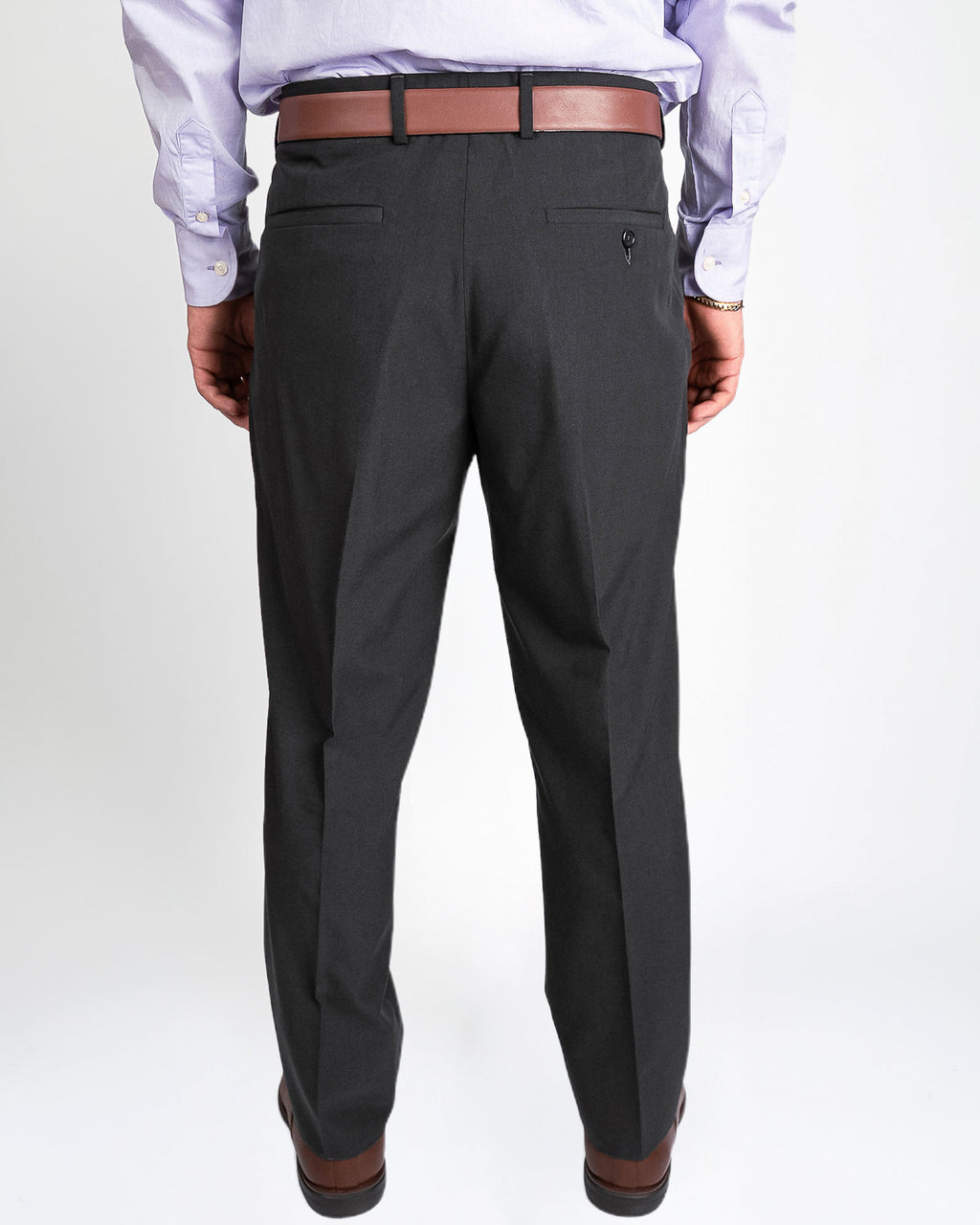 Pantalón casual gris, de espalda