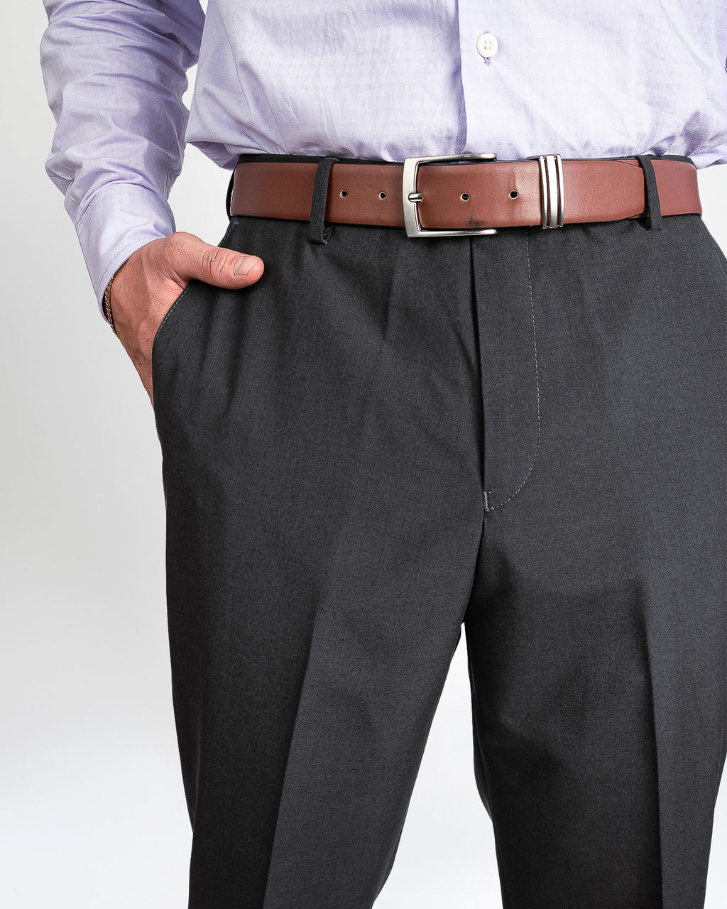 Pantalón casual gris, detalle de la bolsa