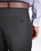 Pantalón casual gris, detalle de la bolsa trasera