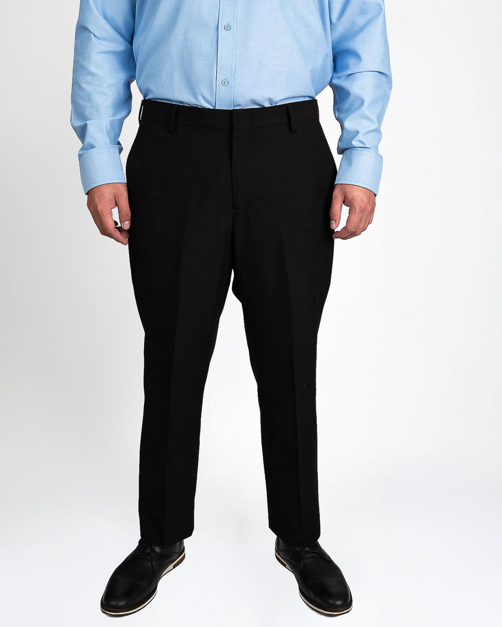 Pantalón casual negro, de frente