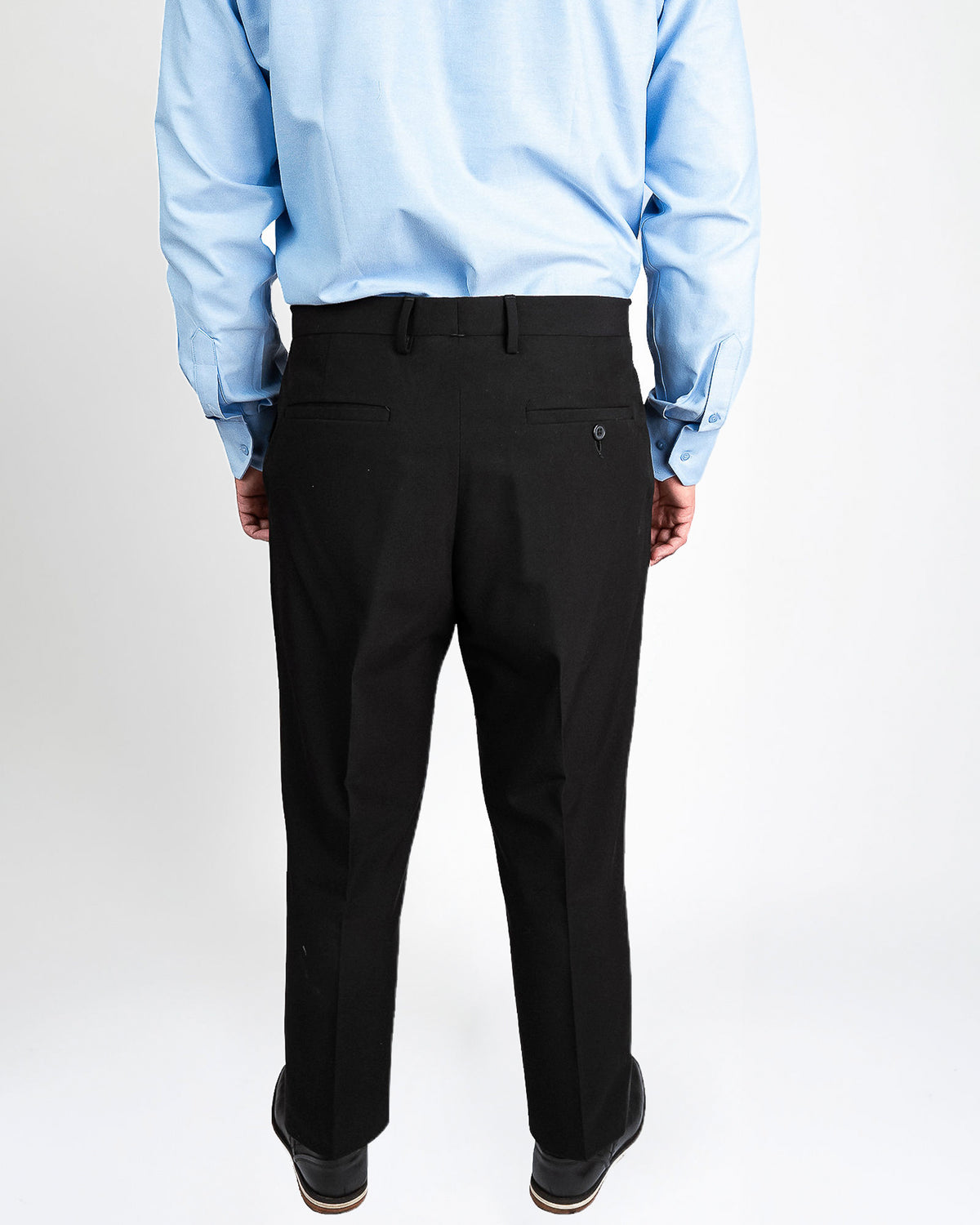 Pantalón casual negro, de espalda