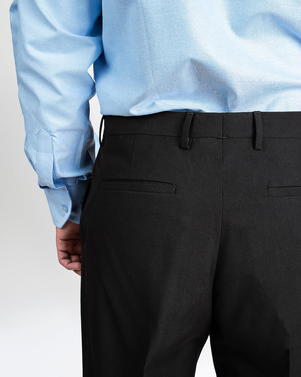 Pantalón casual negro, detalle de la pretina