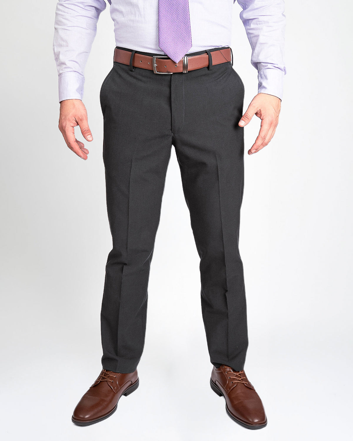 Pantalón de vestir gris, de frente