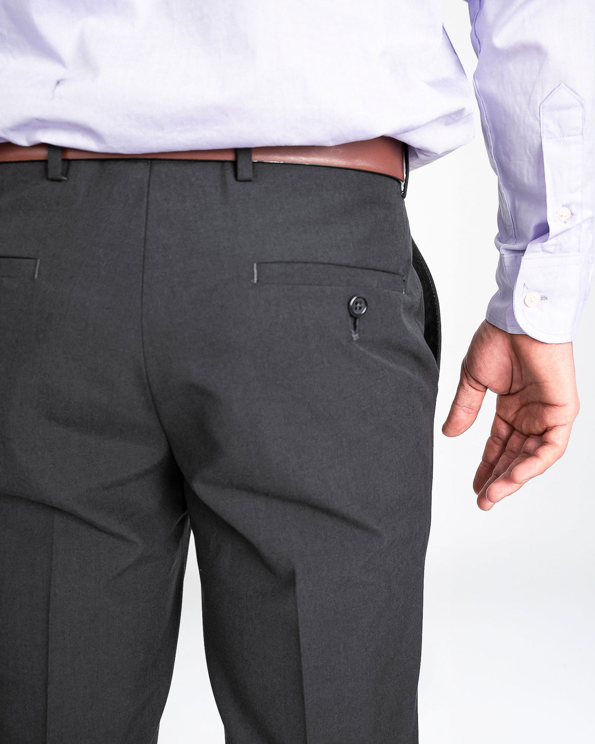 Pantalón de vestir gris, detalle de la bolsa trasera