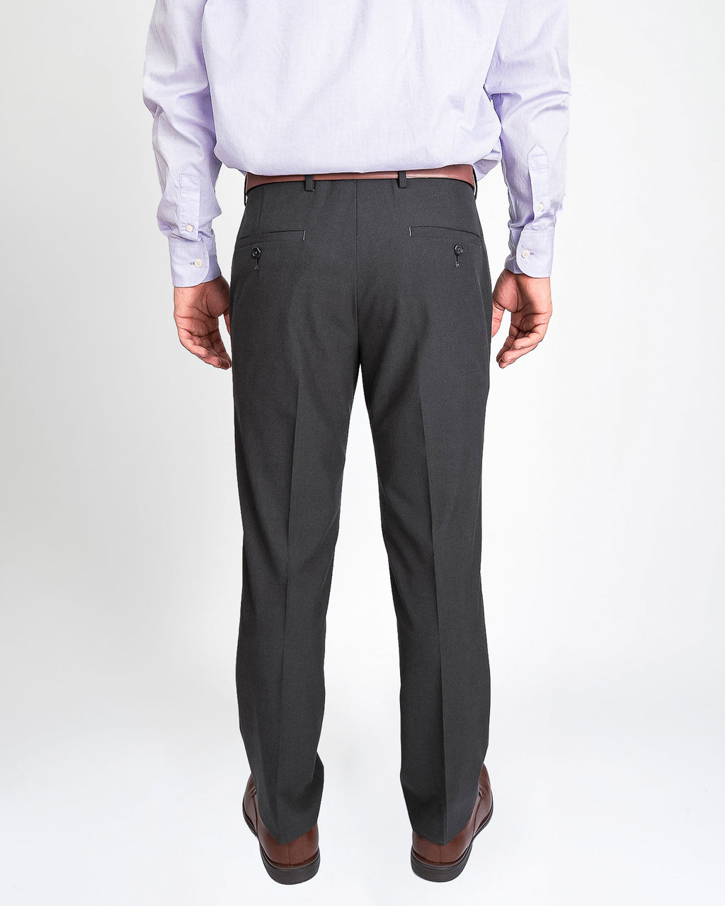 Pantalón de vestir gris, de espalda
