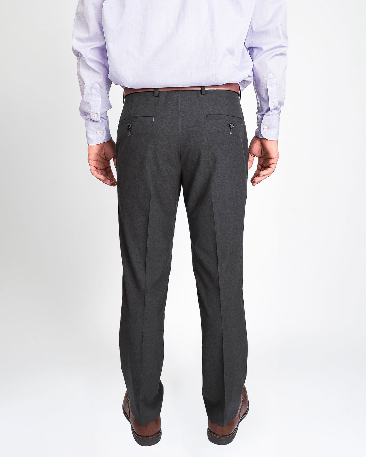 Pantalón de vestir gris, de espalda