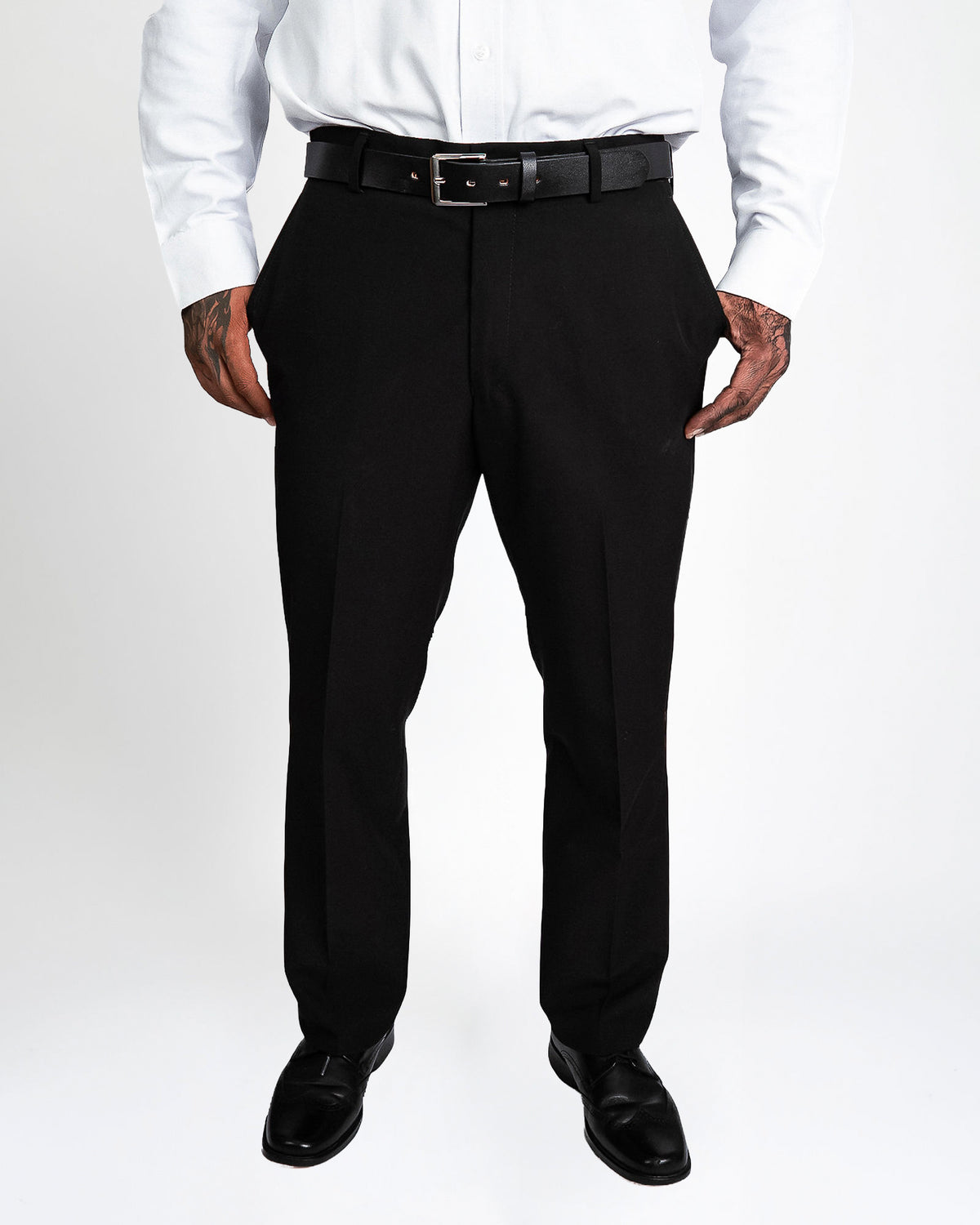Pantalón de vestir negro, de frente