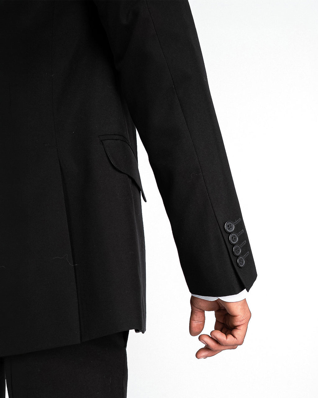 Saco negro semi slim, detalle de la manga