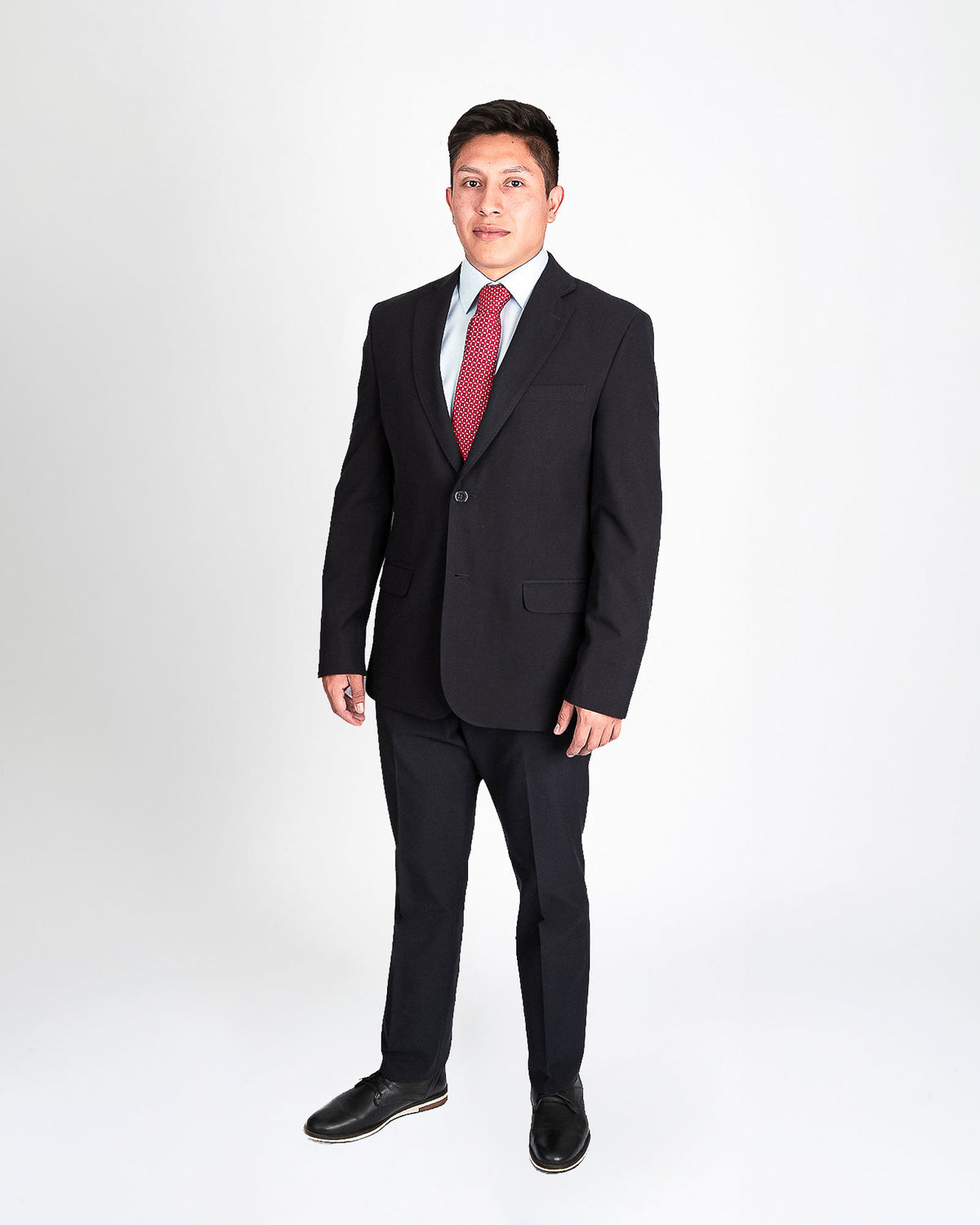 Traje azul marino semi slim, de frente