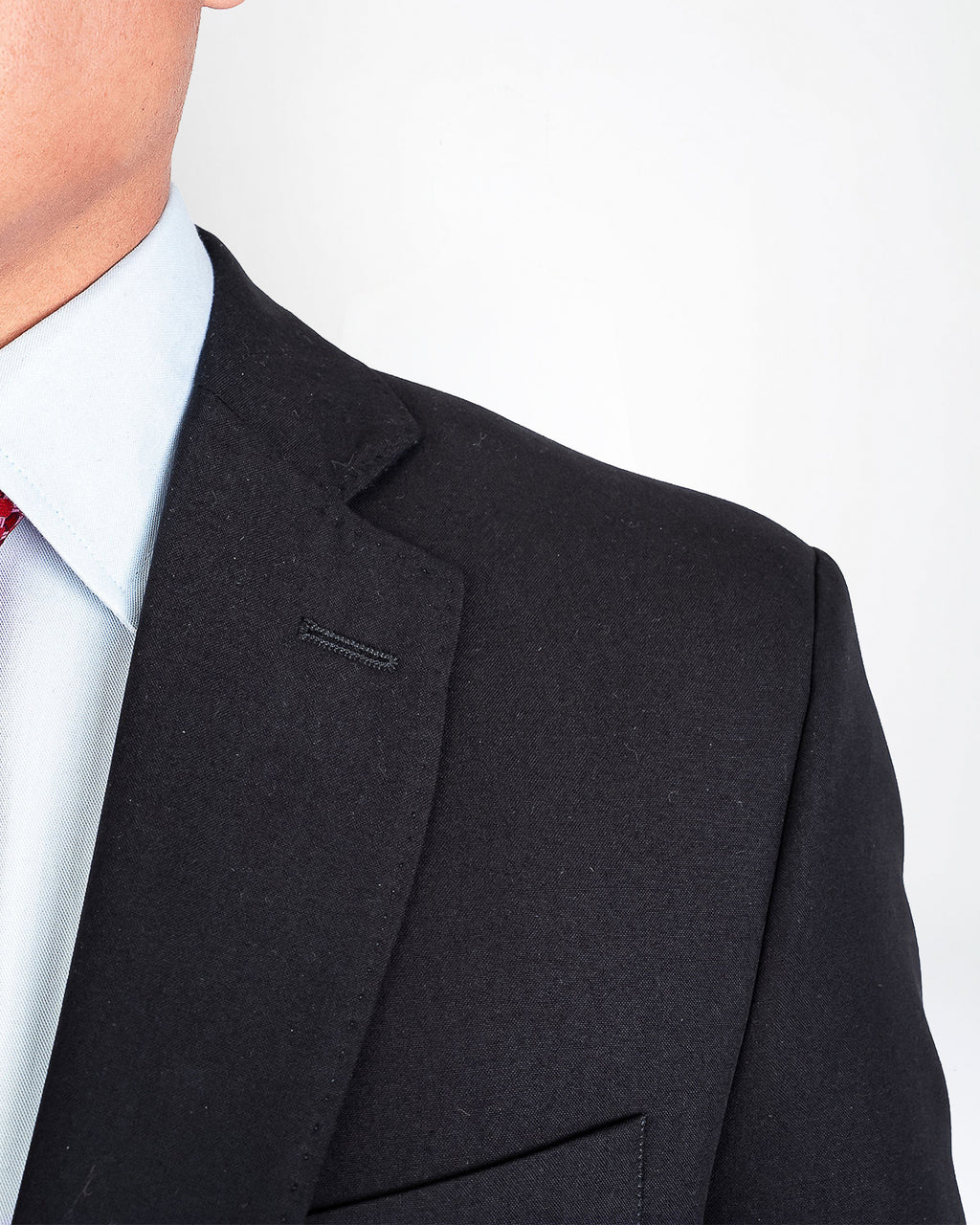 Traje azul marino semi slim, detalle de la solapa