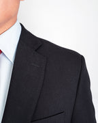 Traje azul marino semi slim, detalle de la solapa