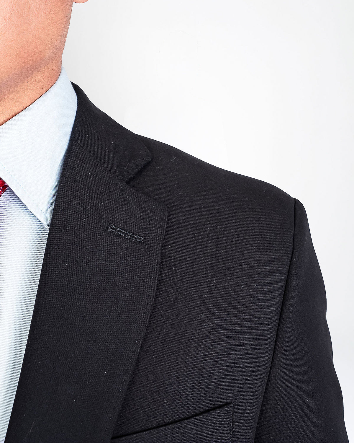 Traje azul marino semi slim, detalle de la solapa