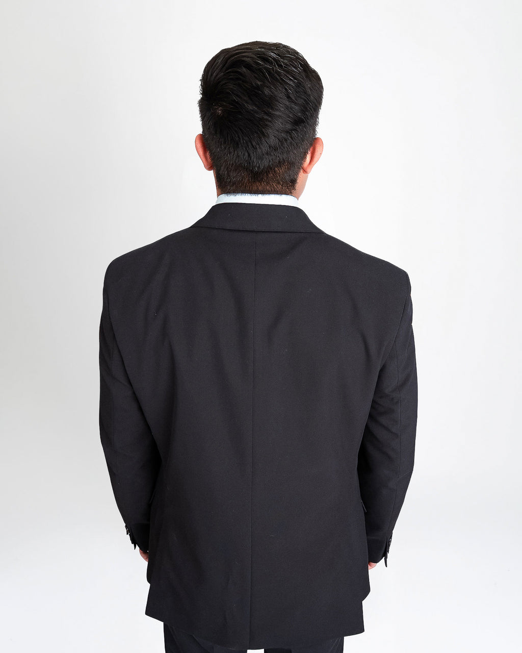Traje azul marino semi slim, de espalda
