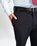 Traje azul marino semi slim, detalle del pantalón y la bolsa