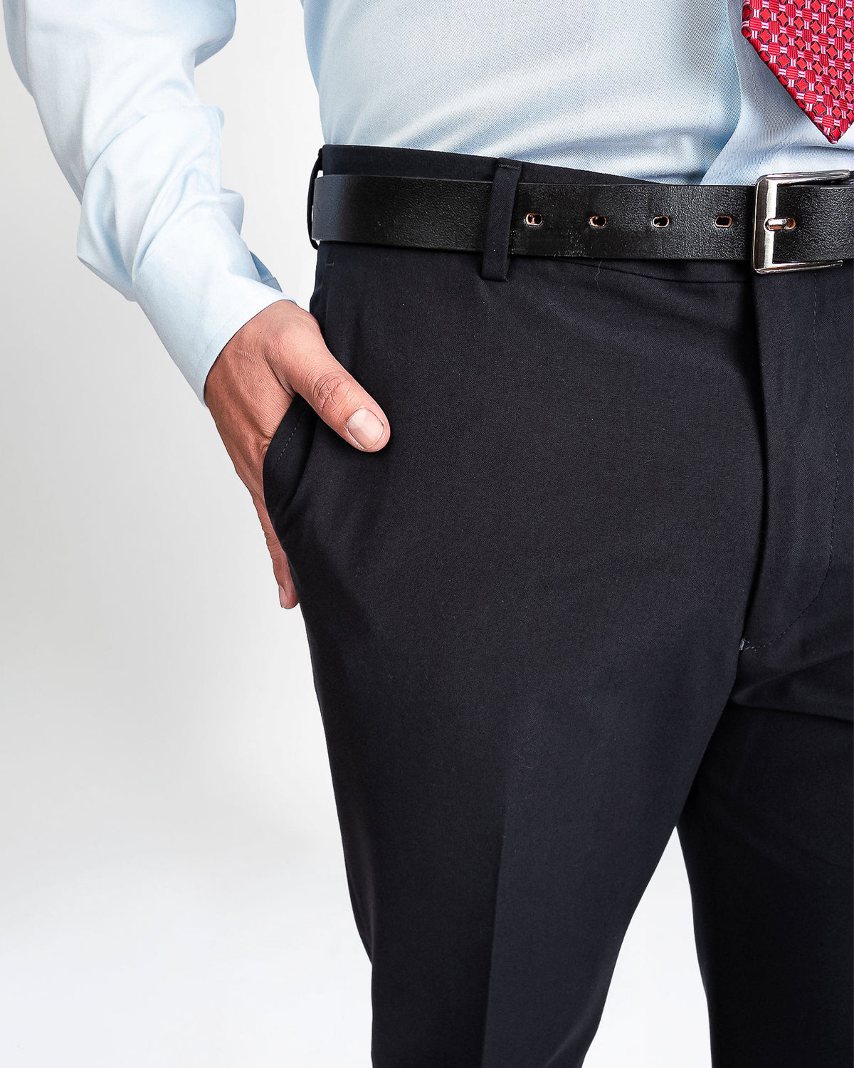 Traje azul marino semi slim, detalle del pantalón y la bolsa