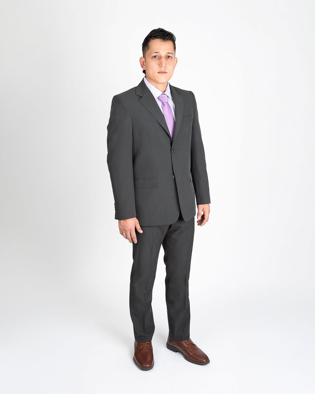 Traje gris semi slim, de frente