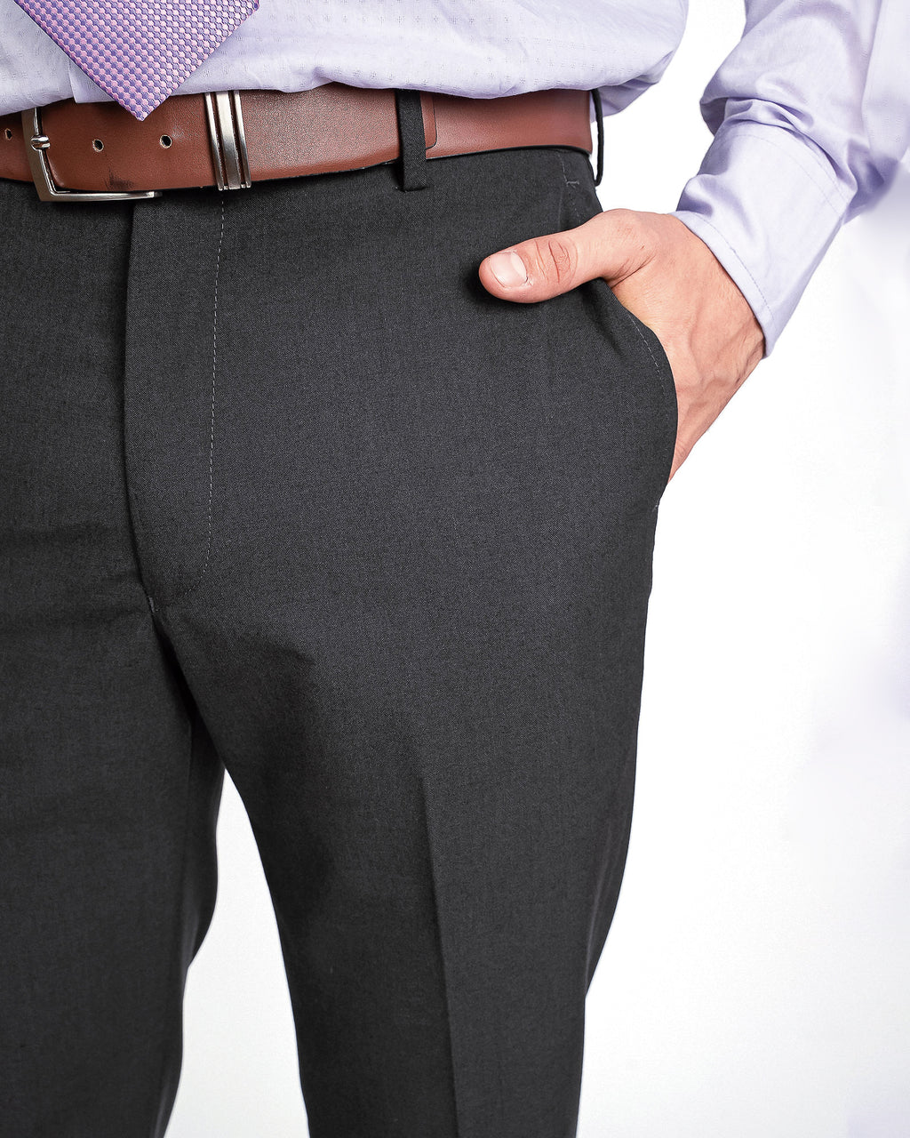 Traje gris semi slim, detalle del pantalón y la bolsa