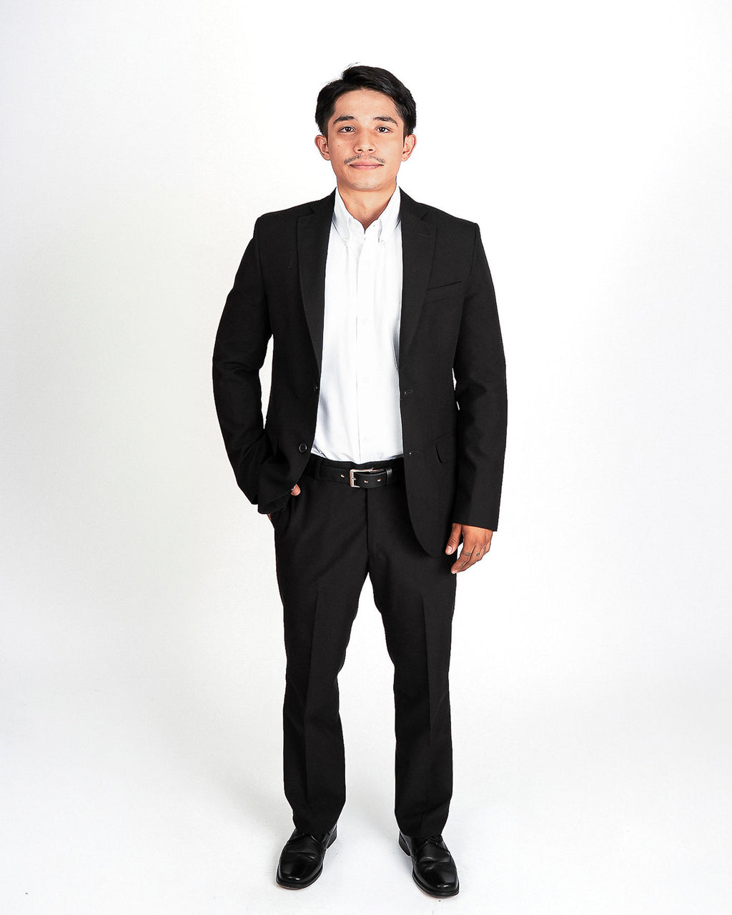 Traje negro semi slim, de frente