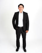 Traje negro semi slim, de frente