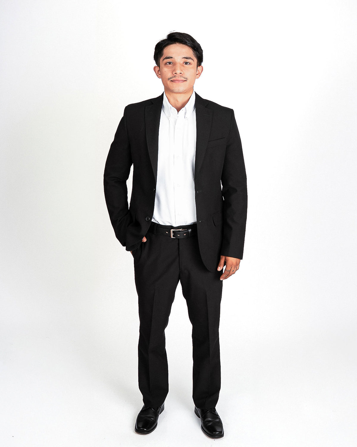 Traje negro semi slim, de frente