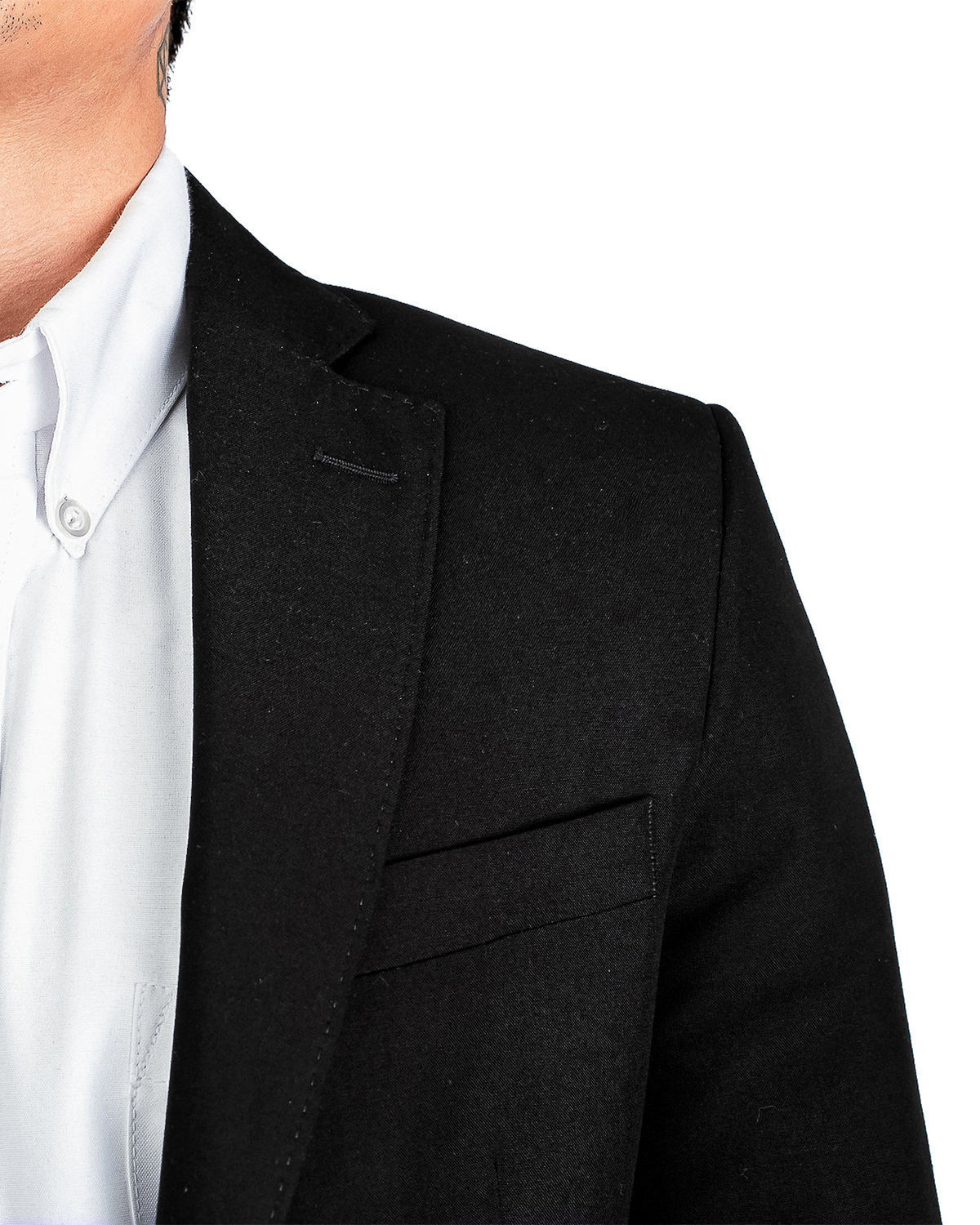 Traje negro semi slim, detalle de la solapa