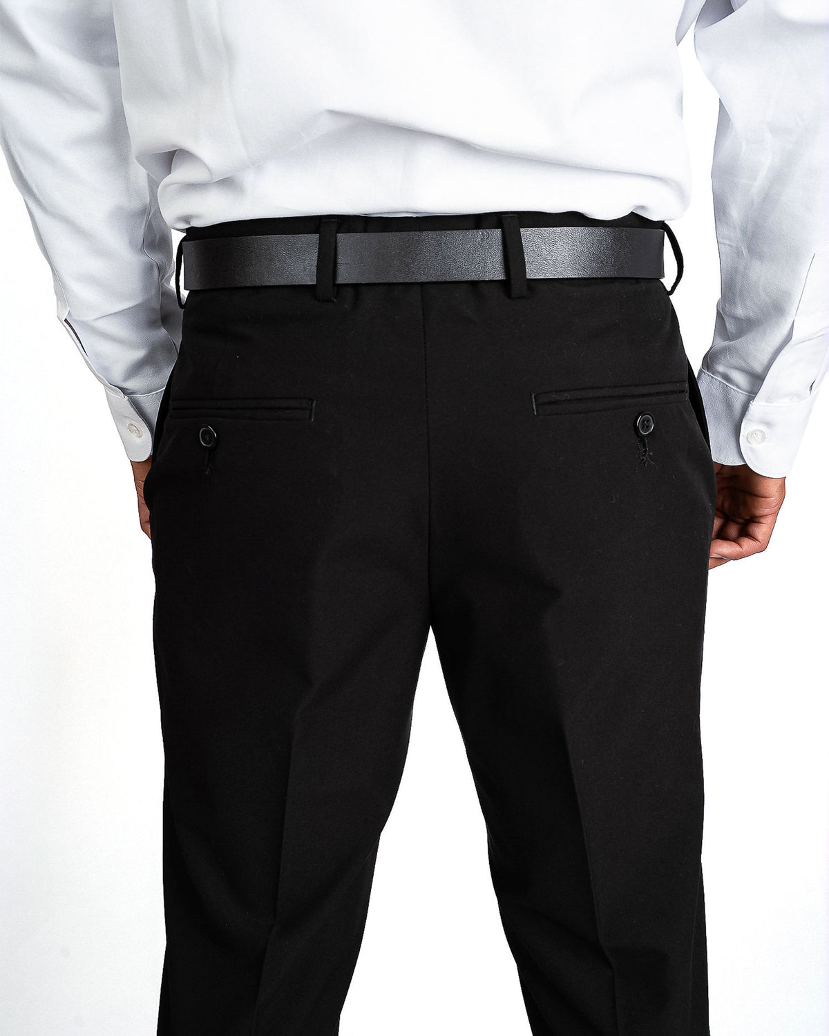 Traje negro semi slim, detalle del pantalón