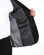 Traje negro semi slim, detalle del forro