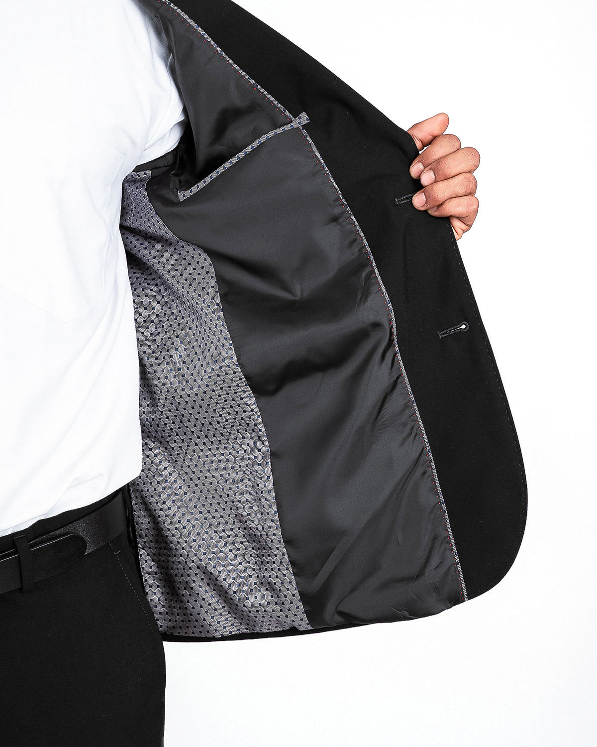 Traje negro semi slim, detalle del forro